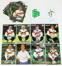 30 farbige Autogrammkarten von Adidas vom kompletten deutschen Aufgebot mit DFB-Teamchef Franz Beckenbauer fr die Fuball-Weltmeisterschaft 1990 in Italien.  Alle original signiert! Karton 15x10 cm.<br>-- Schtzpreis: 125,00  --