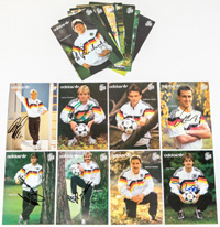 21 verschiedene offizielle Autogrammkarten mit original Signaturen der Spieler des DFB die an der UEFA Euro 1988 teilnehmen.  Karton Je 14x10,5 cm.<br>-- Schtzpreis: 45,00  --