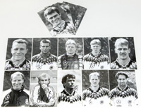 24 S/W-Pressefotos (Werek) vom Aufgebot der deutschen Nationalmannschaft fr die Fuball - Weltmeisterschaft 1994 in den USA mit original Signaturen der Spieler. Komplettes Aufgebot, 18x12,5 cm + 17x11 cm.<br>-- Schtzpreis: 125,00  --