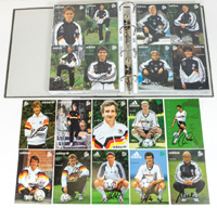 Sammlung von 196 offiziellen DFB-Autogrammkarten von 1986 bis 2001, davon 158 Karten mit original Signaturen der Spieler, je 15x10 cm.<br>-- Schtzpreis: 160,00  --