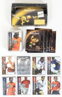 26 Panini CD CardZ (8,5x6,2 cm)  "UEFA Euro 2004 Portugal" mit origianl Verkaufsdisplay.<br>-- Schtzpreis: 50,00  --