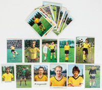 40 verschiedene Sammelbilder-Bergmann (1967 -1972) mit original Signaturen der jeweiligen Bundesliga-Spieler von Borussia Dortmund. Je 7x5 bis 10,5x7,5 cm.