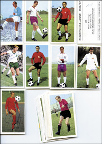 49 Sammelbilder "Bundesliga Asse 1966/67" von "Sicker". Je 7,5x6 cm. Alle mit original Signaturen der Spieler!.<br>-- Schtzpreis: 80,00  --