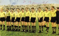 Farb-Mannschafts-Postkarte "Deutsche Fuballmannschaften. Borussia Dortmund" vom WS-Verlag (1963) mit 9 Signaturen des Teams. 14,5x9cm.