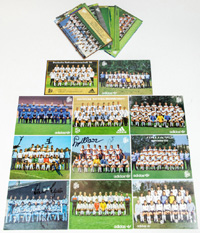 33 Offizielle Mannschafstkarten des DFB von 1976 bis 2004, teilweise mit original Signaturen, 14,5x10,5 cm.<br>-- Schtzpreis: 90,00  --
