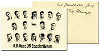 S/W-Mannschaftspostkarte von "SV Saar 05 Saarbrcken" ca. 1954 mit den Portrts der Spieler, Unter anderem Fritz Altmeyer. Auf der Rckseite der Karteist eine original Signatur von Fritz Altmeyer (1928-2013 6x International fr das Saarland 1954-1956). 14x