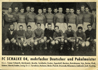s/w-Postkarte FC Schalke 04, mehrfacher Deutscher und Pokalmeister ca. 1956. Mannschaftsfoto mit Spielernamen. 15x10,5 cm.