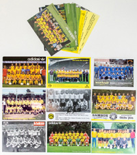 9 Postkarten, 10 Adidas Mannschaftsbilder und 1 Kicker-Bild von Borussia Dortmund von 1957 - 1990 mit der aktuellen Mannschaft. 14,5x10,5 cm.