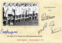 s/w-Sammlerblatt Europameister 1972. Finale 18.6.1972" mit aufmontiertem S/W-Bild (17x11 cm) mit 12 original Unterschriften der DFB - Mannschaft, 30x21 cm.<br>-- Schtzpreis: 75,00  --