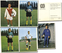 5 Farbpostkarten Fuball-Weltmeisterschaft 1966 von der Firma Bergmann alle mit original Signturen der Spieler, Je 15x10,5cm, Karton.