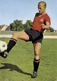 (1938-1986) Farb-Sammelpostkarte von Bergmann 1964/65 mit Originalsignatur von Heinz Strehl, 4-fachenr Nationalspieler vom 1.FC Nrnberg. 14,5 x 10,5 cm.