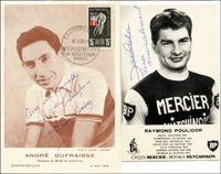 Zwei signierte Karten von franzsichen Radsportlegenden. 1) Andre Dufraisse (1926-2021), 5facher Weltmeister im Querfeldeinfahren von 1954-1958, auf einer Autogrammkarte fr die "Weltmeisterschaft im Querfeldein-fahren 1955 in Saarbrcken. Mit seltenen Son