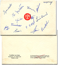 Original Ehrenkarte von Eintracht Frankfurt ca. 1963 mit 14 original Signaturen der Spieler, Bttenkarton, 16,4x10 cm.<br>-- Schtzpreis: 40,00  --