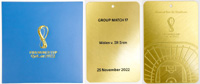 Fuball - Weltmeisterschaft 2022 VIP Gold Ticket Group Match 17 Wales v IR Iran 25 November 2022. Metall vergoldet mit schwarz emaillierter Schrift, 9x6 cm, Dabei original Ticketfolder (11x11 cm).