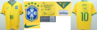 Fantrikot von Brasilien von Nike aus dem Jahre 2014 mit der Rckenummer "10" und den Namen "Pele". Auf der Rckseite mit schner Widmung und kompletter Signatur von der Fuballlegende Pele mit "Edson Pele" unterschrieben. Gre L.<br>-- Schtzpreis: 300,00