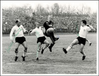 S/W-Pressefoto (Schmidtpeter) vom Spiel Bayern Mnchen - 1.F Nrnberg ca 1963 mit vier original Signaturen der abgebildeten Spieler, Erhardt, Olk, Kunstwadl, Strehl, 24x18,5.<br>-- Schtzpreis: 50,00  --