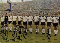 Farbiges Grobild ca. 1968 Deutsche Nationalmannschaft. Karton 21x14,5  cm. Mit 11 original Signaturen aller Spieler!.<br>-- Schtzpreis: 50,00  --