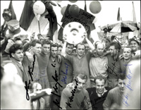 S/W-Pressefoto (Horst Mller) Schalke 04 Deutscher Meister 1958 mit 8 Originalunterschriften der Spieler, 22x17 cm.<br>-- Schtzpreis: 75,00  --