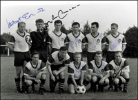 S/W-Pressefoto Bayern Mnchen 1963 mit 10 original Signaturen der Spieler, 24x18 cm.<br>-- Schtzpreis: 80,00  --