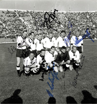 S/W-Pressemannschaftsfoto vom deutschen Mannschaft bei der Fuball - Weltmeisterschaft Chile 1962 mit 11 original Signaturen der abgebildeten Spieler, 22x20 cm.<br>-- Schtzpreis: 70,00  --