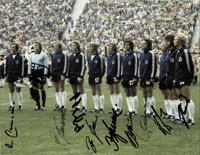 Farb-Grofoto Fuball - Weltmeisterschaft 1974 mit der deutschen Mannschaft vor dem Endspiel. Mit 11 Signaturen der deutschen Weltmeister von 1974. 26x21 cm.<br>-- Schtzpreis: 125,00  --
