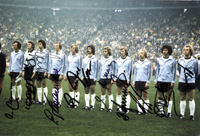 s/w-Grofarbfoto von der deutschen Nationalmannschaft ca. 1972 mit 11 Originalsignaturen aller Spieler. 30x20,5 cm.<br>-- Schtzpreis: 60,00  --