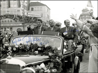 S/W-Pressefoto (Rauchwetter) vom Empfang der deutschen Nationalmannschaft nach der Fuball - Weltmeisterchaft 1954 in Mnchen mit Fritz Walter und Sepp Herberger. Beide mit original Signaturen, 21x16 cm.<br>-- Schtzpreis: 75,00  --