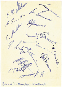 Borussia Mnchengladbach Blancobeleg ca. 1963 mit 15 original Signaturen der Spieler, 15x10,5 cm.<br>-- Schtzpreis: 60,00  --
