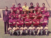 Farbfoto Hannover 96  1970/1971 mit 18 Originalsignaturen aller Spieler und des Trainers Johannsen, 40x30 cm.