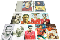 ca. 90 Farb- und S/W-Reprofotos mit original Signaturen von Fuballstars aus Portugal die an den Fuball - Weltmeisterschaften und Europameisterschaften von 1950 - 2000 teilnahmen. Meistens 30x20 cm.<br>-- Schtzpreis: 275,00  --