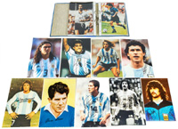 ca. 125 Farb- und S/W-Reprofotos mit original Signaturen von Fuballstars aus Argentinen die an den Fuball - Weltmeisterschaften von 1978- 1998 - 2000 teilnahmen. Meistens 30x20 cm.<br>-- Schtzpreis: 350,00  --