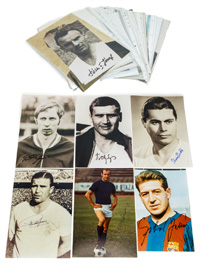 ca. 60 Farb- und S/W-Reprofotos mit original Signaturen von Fuballstars aus Ungarn die an den Fuball - Weltmeisterschaften und Europameisterschaften von 1950- 1962 teilnahmen. Meistens 30x20 cm.<br>-- Schtzpreis: 240,00  --