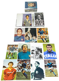 ca. 300 Farb- und S/W-Reprofotos mit original Signaturen von Fuballstars aus Italien die an den Fuball - Weltmeisterschaften und Europameisterschaften von 1938 - 2006 teilnahmen. Meistens 30x20 cm.<br>-- Schtzpreis: 900,00  --