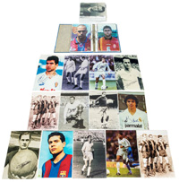 ca. 190 Farb- und S/W-Reprofotos mit original Signaturen von Fuballstars aus Spanien die an den Fuball - Weltmeisterschaften und Europameisterschaften von 1950 - 2006 teilnahmen. Meistens 30x20 cm.<br>-- Schtzpreis: 480,00  --