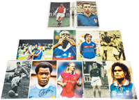 ca. 140 Farb- und S/W-Reprofotos mit original Signaturen von Fuballstars aus Frankreich die an den Fuball - Weltmeisterschaften und Europameisterschaften von 1958 - 2006 teilnahmen. Meistens 30x20 cm.<br>-- Schtzpreis: 350,00  --