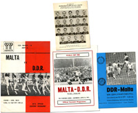 3 DDR - Programmhefte: 1) Malta - DDR. 2.4.1977 in Malta. 12 Seiten, 18x25 cm. 2)  DDR - Malta, 29.10.1977, 8 Seiten, 21x14,5 cm. 3) Malta - DDR, 4.4.1981, 25x19 cm. 12 Seiten. Auerdem dabei seltne Postkarte "DS-Oberliga Elf BSG Chemie Leipzig" ca. 1950,