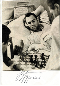 (1942-2003) Blancobeleg mit Originalsignatur von Valerij Brumel (URS)  mit aufmontiertem S/W-Magazinfoto. Gewann bei den Olympischen Spielen 1960 Silber und 1964 Gold im Hochsprung, 13x10 cm.<br>-- Schtzpreis: 40,00  --