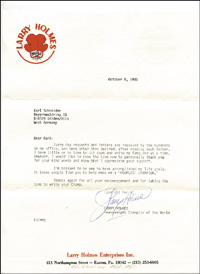Maschinengeschriebener Brief mit Originalsignatur von Larry Holmes  (USA) datiert 8.10 1985. US-amerikanischer Weltmeister im Schwergewichts-Boxen. 28x22 cm.