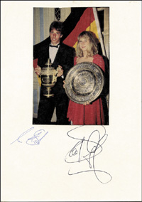Original Signaturen der deutschen Wimbeldonsieger von 1991 Steffi Graf und Michael Stich auf einem Karton mit aufmontiertem Magazinfoto, 21x15 cm.<br>-- Schtzpreis: 40,00  --