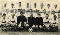 S/W-Magazinfoto des VfB Stuttgart 1968 mit 12 original Signaturen der Spieler, 18x10,5 cm.