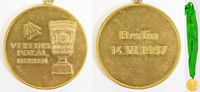 Original Siegermedaille des VfB Stuttgart fr den Sieg im Endspiel des DFB-Pokalendspiele 1997 VfB Stuttgart v Energie Cottbus (2:0) 14.6.1997 in Berlin. Mit der Aufschrift "Vereinspokal Herren" und "Berlin 14.VI.1997". Bronze, vergoldet, 4 cm mit original