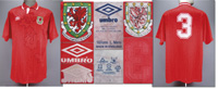 Original match worn Spielertrikot von Wales mit der Rckennummer 3. Getragen von Mark Bowen in einem Qualifikationsspiel zur Fuball Weltmeisterschaft 1994. Seltene Trikotvariante mit eingelassenen Lwen. Status:ABC.