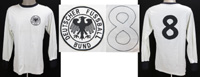 Original match worn DFB Spielertrikot mit der Rckennummer 8. Getragen von Uli Hoene in einem Spiel fr die Deutsche Nationalmannschaft in der Zeit von 1971 bis 1973. Wahrscheinlich ein erima Trikot. (Etikett fehlt). Hoene ist Fuball Weltmeister 1974 un
