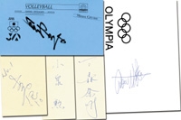 Olympische Spiele 1968 Silbermedaille im Volleyball Japan: Mamoru Shiragami, Isao Koizumi, Kenji Kimura (Gold 1972), Yasuaki Mitsumori, Jungo Morita (Gold 1972). Unterschriften auf Blancobelege. 15x10 cm bis 9,5x 4,8 cm.