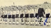 S/W-Repro Eintracht Frankfurt Deutscher Meister 1959 mit 8 original Signaturen der abgebildeten Spieler, 17x10 cm.<br>-- Schtzpreis: 50,00  --